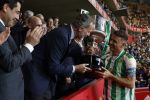 23-04-2022 Seville Real Betis' Spanish midfielder Joaquin receives the winner's trophy from King Felipe after the Spanish Copa del Rey (King's Cup) final football match between Real Betis and Valencia CF at La Cartuja Stadium in Seville.

© PPE/Thorton/pool