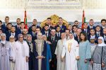 20-12-2022 King Mohammed VI of Morocco and his son Crown Prince Moulay Hassan (or El Hassan) and his brother Moulay Rashid (2nd row, 4th from R) receive the mothers and players of the Moroccan football national team after their return from the FIFA World Cup Qatar 2022, at the Royal Palace, in Rabat, Morocco.

© PPE/ddp/abaca/balkis/Benmalek  
