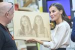 28-09-2022 Albacete Queen Letizia receiving a portrait of her daughters, Leonor and Sofia, at the opening of the 2022-2023 professional training course CIFP New Waters in Albacete.

No Spain

© PPE/Thorton